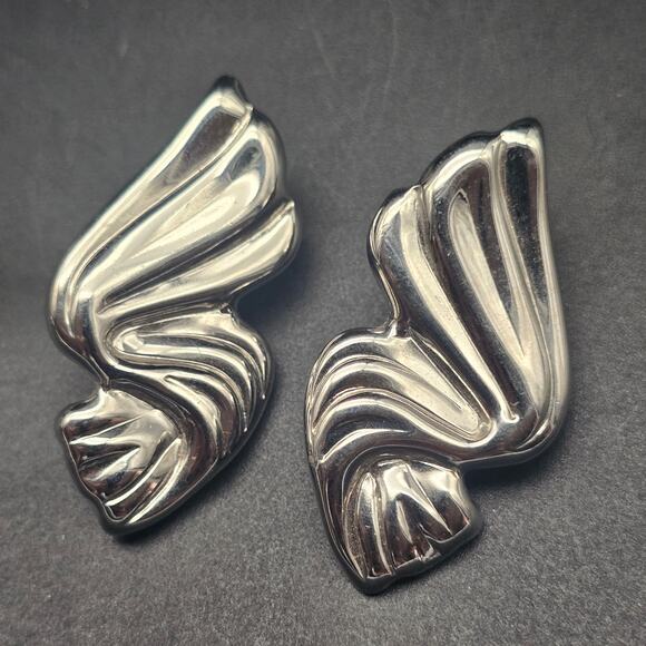 Silver Tone Rippled Ribbon Earrings Pierced Vintage Costume Jewelry - Picture 8 of 9